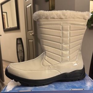 Easy Street SIZE 12
Women's Frazer Slip Resistant and Waterproof Side Zip Boots